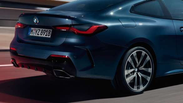 Suspension M adaptative de la BMW M440i xDrive Coupé G22 2020 Suspension M adaptative de la BMW M440i xDrive Coupé G22 2020 vue en gros plan jupe arrière