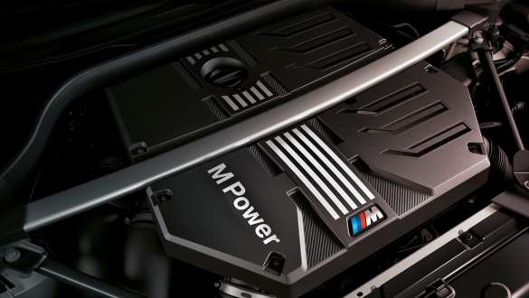 Moteur essence BMW M TwinPower Turbo BMW X3 M F97 LCI restylage 2021 Vue en gros plan de la BMW X3 M F97 LCI restylage 2021 avec moteur essence 6 cylindres en ligne BMW M TwinPower Turbo