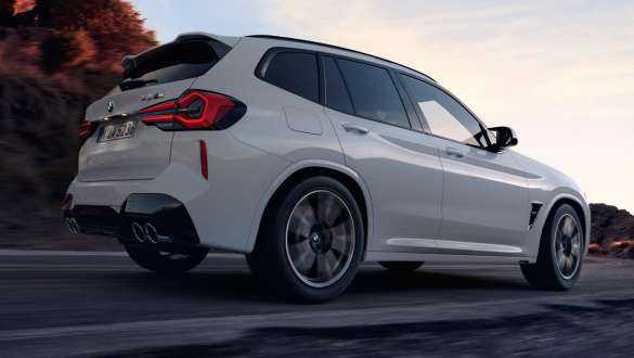 M xDrive BMW X3 M F97 LCI restylage 2021 BMW X3 M F97 LCI restylage 2021 M xDrive Alpinweiß vue arrière de profil en contre-plongée