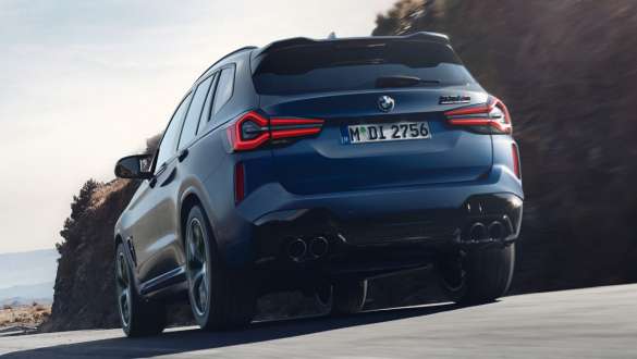 M xDrive BMW X3 M Competition F97 LCI restylage 2021 BMW X3 M Competition F97 LCI restylage 2021 Frozen Marina Bay Blau metallic en mouvement vue arrière vue en contre-plongée M xDrive