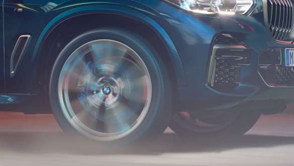 BMW X5 M50i avec suspension M adaptative G05 BMW X5 M50i avec suspension M adaptative en Carbonschwarz metallic, G05 2018 SUV, vue en gros plan de la jante