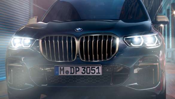 BMW Laserlight BMW X5 M50i G05 BMW Laserlight, BMW X5 M50i en Carbonschwarz metallic G05 2018 SUV, vue de face
