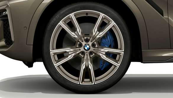 BMW X6 M50i avec vue sur une jante en alliage léger. Extérieur de la BMW X6 M50i avec vue sur une jante en alliage léger.