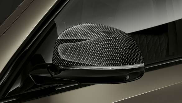 BMW X6 M50i, coques des rétroviseurs extérieurs M Carbon. BMW X6 M50i M50d G06 avec vue de détail des coques des rétroviseurs extérieurs M Carbon.