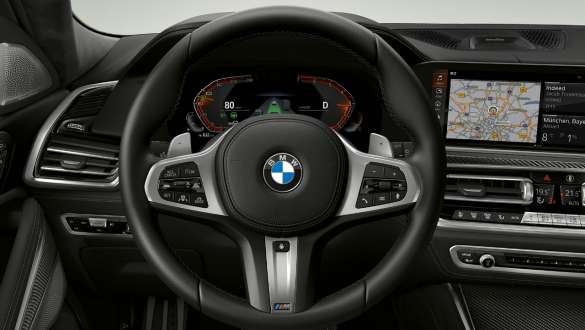 Habitacle de la BMW X6 M50i, volant M en cuir Habitacle de la BMW X6 M50i et M50d G06, vue de détail du volant M en cuir
