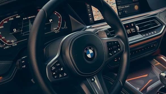 BMW X6 M50i, boîte de vitesses sport Steptronic. BMW X6 M50i, boîte de vitesses sport Steptronic.