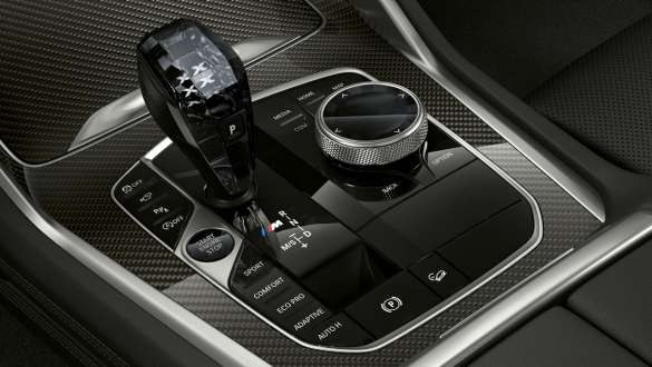 BMW X6 M50i Sélecteur de vitesse orné de l’emblème M G06 Vue en gros plan de la BMW X6 M50i, habitacle, sélecteur de vitesse orné de l’emblème M G06