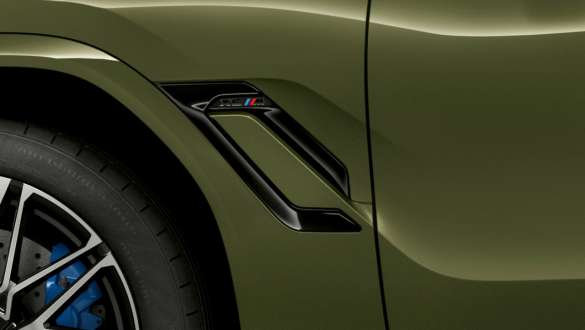 Ouïes M de la BMW X6 M Competition Ouïes M spécifiques de la BMW X6 M Competition F96 en teinte spéciale BMW Individual Urban Green, extérieur