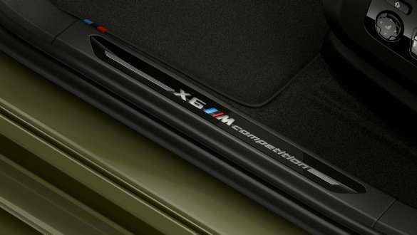 Seuils de portes ornés de l’inscription « X6 M Competition » de la BMW X6 M Competition Seuils de portes ornés de l’inscription « X6 M Competition », BMW X6 M Competition F96 2020, extérieur