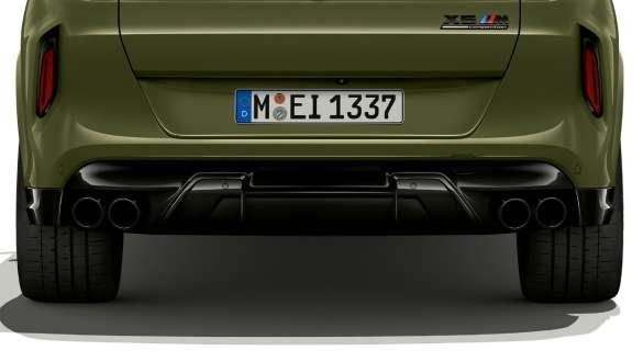 Système d'échappement M sport de la BMW X6 M Competition BMW X6 M Competition avec système d’échappement M Sport en teinte spéciale BMW Individual Urban Green F96 2020, vue de trois quarts arrière