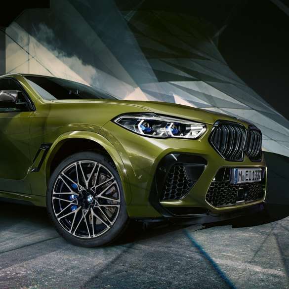 Design extérieur de la BMW X6 M Competition Design extérieur de la BMW X6 M Competition F96 2020 en teinte spéciale BMW Individual Urban Green vue de trois quarts face
