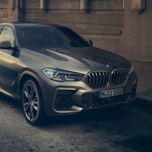BMW X6 M50i avec moteur essence V8 M TwinPower Turbo BMW X6 M50i avec moteur essence V8 M TwinPower Turbo, en Manhattan metallic G06, vue de trois quarts de profil