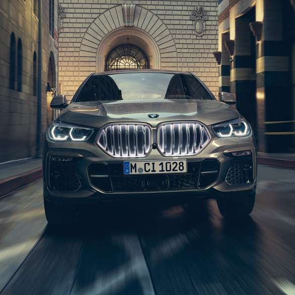 BMW X6 M50d avec moteur diesel 6 cylindres M TwinPower Turbo BMW X6 M50d avec moteur diesel 6 cylindres M TwinPower Turbo, vue avant Manhattan metallic G06