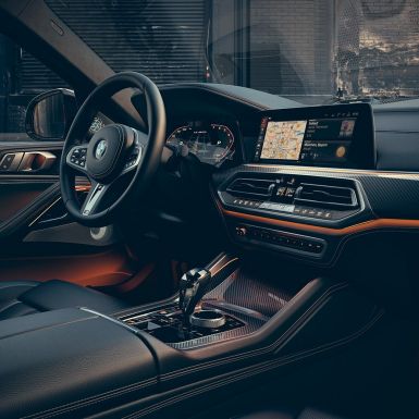 Poste de conduite de la BMW X6 M50i BMW X6 M50i, poste de conduite orienté sur le conducteur