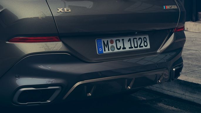 BMW X6 M50i, vue arrière Vue en gros plan de l’arrière de la BMW X6 M50i