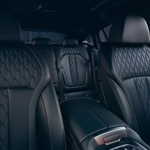 Sièges sport de la BMW X6 M50i M50d Habitacle avec vue sur les sièges sport de la BMW X6 M50i M50d