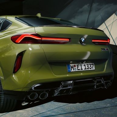 BMW X6 M Competition, vue de trois quarts arrière BMW X6 M Competition avec système d’échappement M SportF96 en teinte spéciale BMW Individual Urban Green, vue de trois quarts arrière