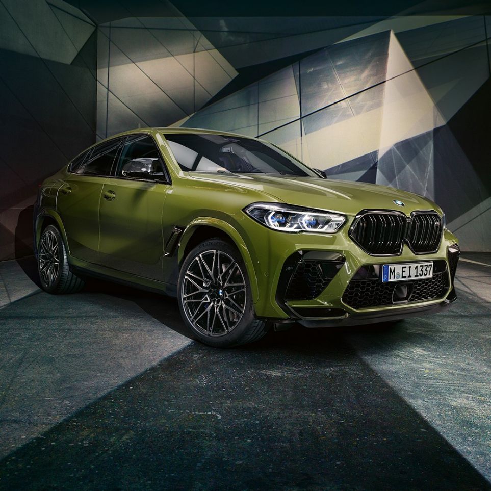 Doubles naseaux M de la BMW X6 M Competition Design extérieur de la BMW X6 M Competition F96 en teinte spéciale BMW Individual Urban Green vue de trois quarts avant