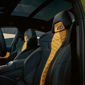 Sièges M multifonctions de la BMW X6 M Competition Sièges M multifonctions avec inscription X6 M éclairée, BMW X6 M Competition F96, habitacle