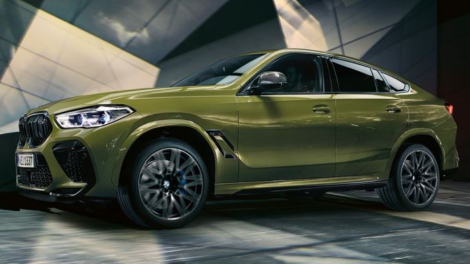 BMW X6 M Competition, vue de profil BMW X6 M Competition avec jantes BMW M en alliage léger F96 en teinte spéciale BMW Individual Urban Green, vue de profil