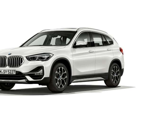 BMW X1, Modèle xLine, vue de trois quarts avant BMW X1, Modèle xLine, vue de trois quarts avant, prise en studio