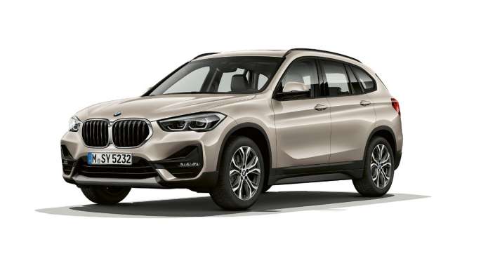 BMW X1 Modèle Advantage, vue de trois quarts avant. BMW X1, Modèle Advantage, vue de trois quarts avant, prise en studio