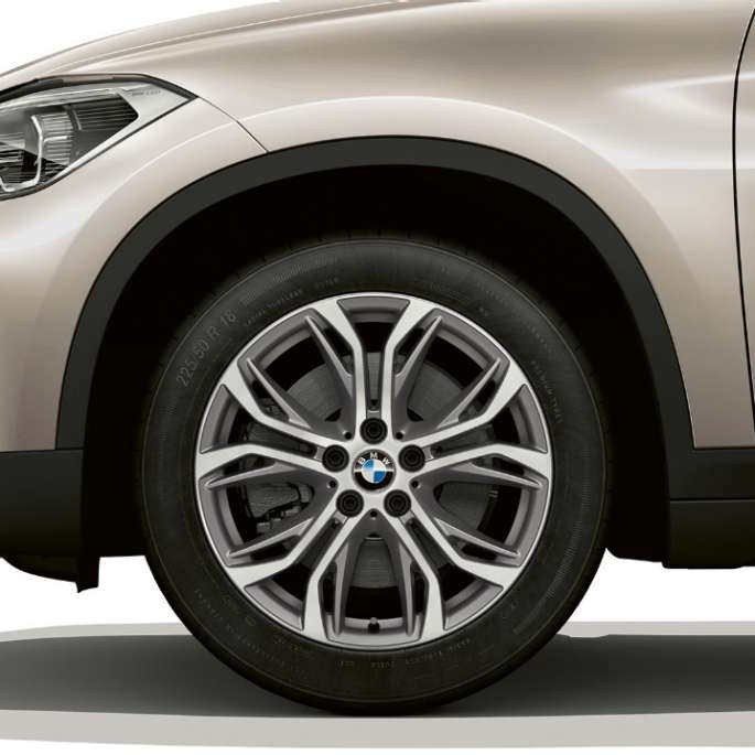 BMW X1, Modèle Advantage, jante en alliage léger BMW X1, Modèle Advantage, vue de profil avec gros plan sur jante en alliage léger