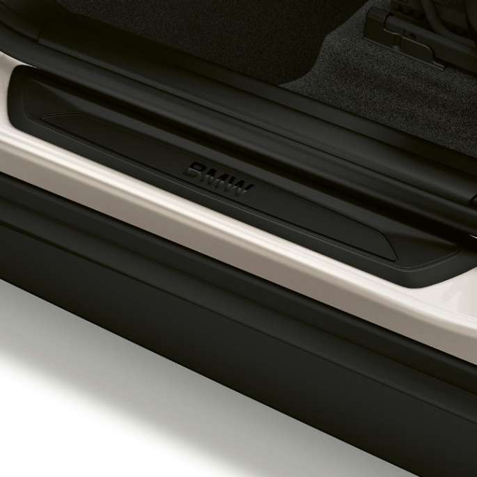 BMW X1, Modèle Advantage, seuils de porte BMW X1, Modèle Advantage, vue de profil avec gros plan sur les seuils de porte