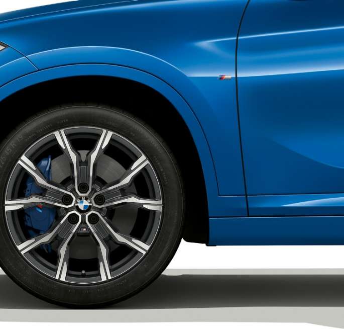 BMW X1, Modèle M Sport, jante en alliage léger BMW X1, Modèle M Sport, vue de profil avec gros plan sur jante en alliage léger