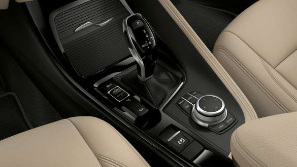 BMW X1, levier de vitesses et console centrale. BMW X1, Intérieur avec gros plan du levier de vitesses sur la console centrale.