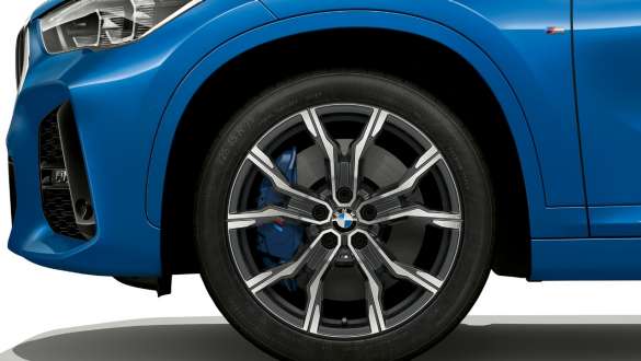 BMW X1, étriers multipistons BMW X1, vue de profil avec gros plan sur les jantes 19" avec freins M sport