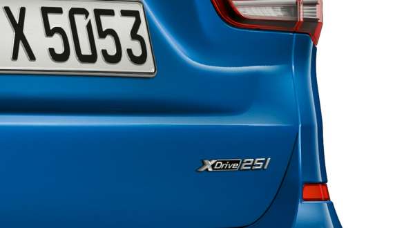 Logo BMW X1 xDrive. BMW X1, gros plan du logo xDrive à l’arrière.