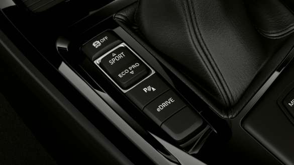 Modes eDrive de la BMW X1 xDrive25e F48 Modes eDrive de la BMW X1 xDrive25e F48 2019 vue en gros plan dans l’habitacle des commutateurs eDrive