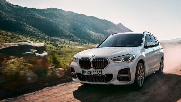 Autonomie de la BMW X1 xDrive25e F48 Autonomie de la BMW X1 xDrive25e F48 2019 en conduite, vue de trois quarts avant