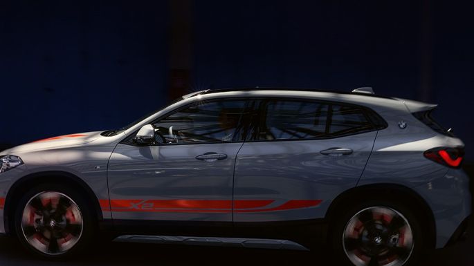 Vue de profil de la BMW X2 F39 Vue de profil de la BMW X2 2018 F39 Galvanic Gold metallic