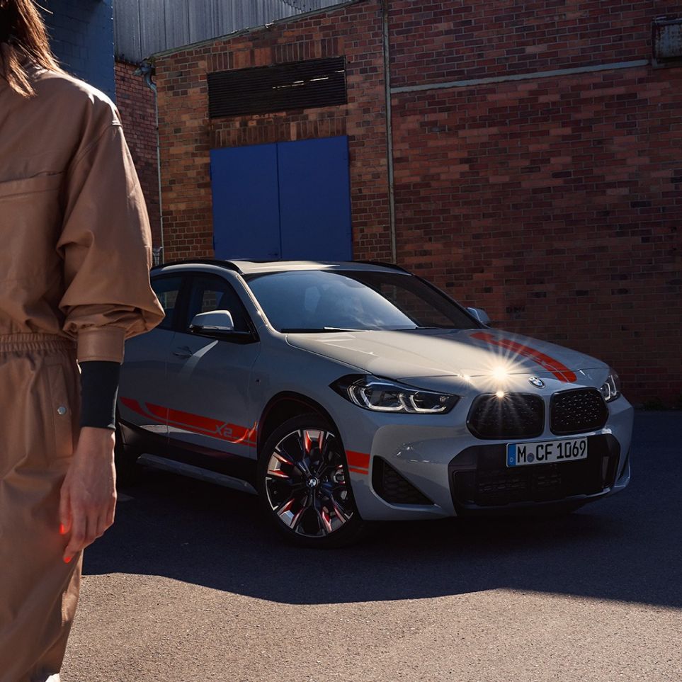 Doubles naseaux de la BMW X2 F39 BMW X2 2018 F39 Galvanic Gold metallic, vue avant des doubles naseaux