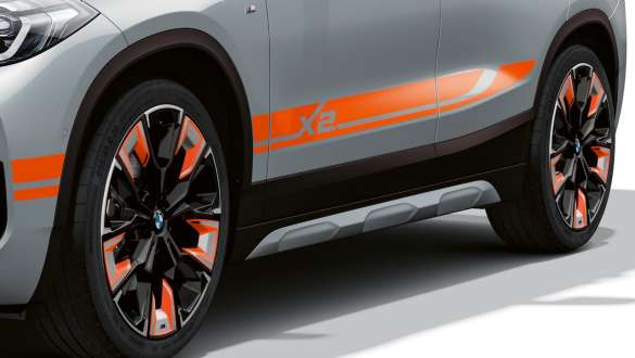 Bas de caisse de la BMW X2 F39 Bas de portes de la BMW X2 2020 F39 Brooklyn Grau, vue de trois quarts de profil