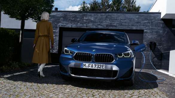 Plug-in-Hybrid BMW X2 xDrive25e F39 vue avant devant garage Plug-in Hybrid BMW X2 xDrive25e F39 vue avant devant garage avec modèle
