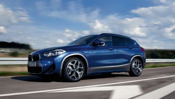 Plug-in Hybrid BMW X2 xDrive25e F39 vue de trois quarts de profil en mouvement Plug-in Hybrid BMW X2 xDrive25e F39 vue de trois quarts de profil en mouvement sur la route