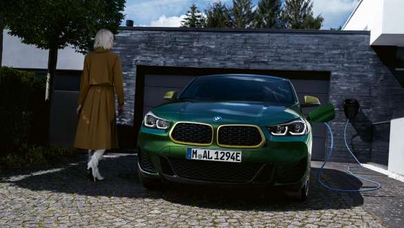 Plug-in-Hybrid BMW X2 xDrive25e F39 vue avant devant garage Plug-in Hybrid BMW X2 xDrive25e F39 vue avant devant garage avec modèle