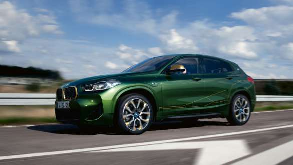 Plug-in Hybrid BMW X2 xDrive25e F39 vue de trois quarts de profil en mouvement Plug-in Hybrid BMW X2 xDrive25e F39 vue de trois quarts de profil en mouvement sur la route