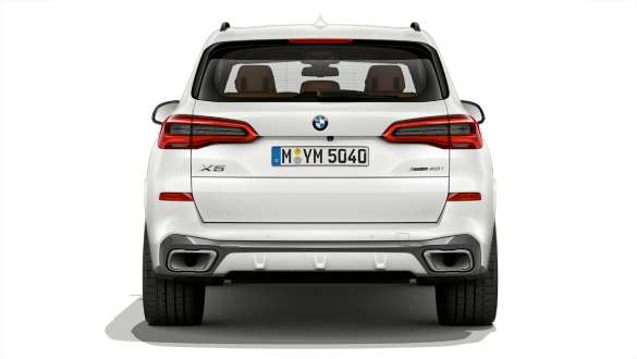 BMW X5 xDrive40i, vue de trois quarts arrière BMW X5 xDrive40i G05 2018, en Mineralweiß metallic, vue de trois quarts arrière