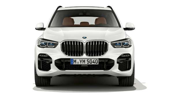 BMW X5 vue de trois quarts avant BMW X5 G05 2018 en Mineralweiß metallic vue de trois quarts avant à l’arrêt, de nuit