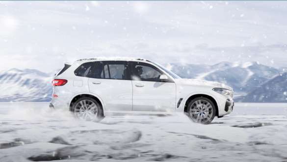 Mode de conduite xSnow, BMW X5 Mode de conduite xSnow, BMW X5 G05 2021 en Mineralweiß metallic, vue de profil, roulant dans la neige