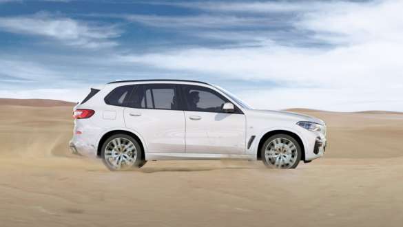Mode de conduite xSand, BMW X5 Mode de conduite xSand, BMW X5 G05 2021 en Mineralweiß metallic, vue de profil, roulant dans le sable