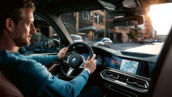 Connected Navigation, BMW X5 BMW X5 G05 2018, intérieur, conducteur en train d’utiliser Connected Navigation