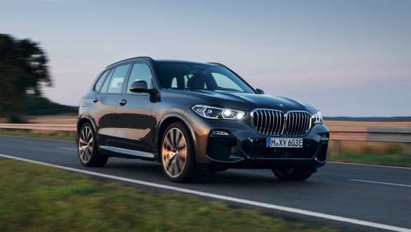 Plug-in Hybrid BMW X5 xDrive45e G05 vue de trois quarts avant en mouvement Plug-in Hybrid BMW X5 xDrive45e G05 vue de trois quarts avant en mouvement sur la route