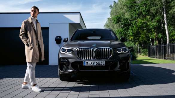Plug-in-Hybrid BMW X5 xDrive45e G05 vue avant devant garage Plug-in Hybrid BMW X5 xDrive45e G05 vue avant devant garage avec modèle