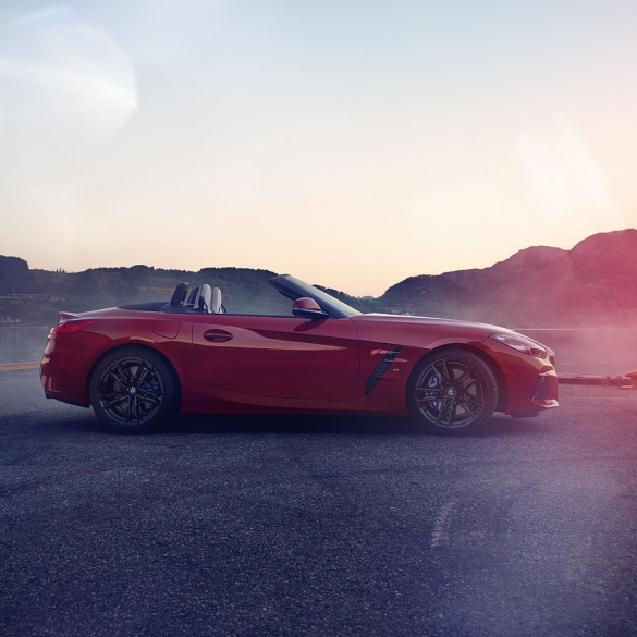 Vue de profil de la BMW Z4 Roadster Vue de profil de la BMW Z4 Roadster devant un panorama de montagnes