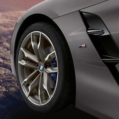 Roue avant de la BMW Z4 Roadster Roue avant d’une BMW Z4 Roadster de couleur grise